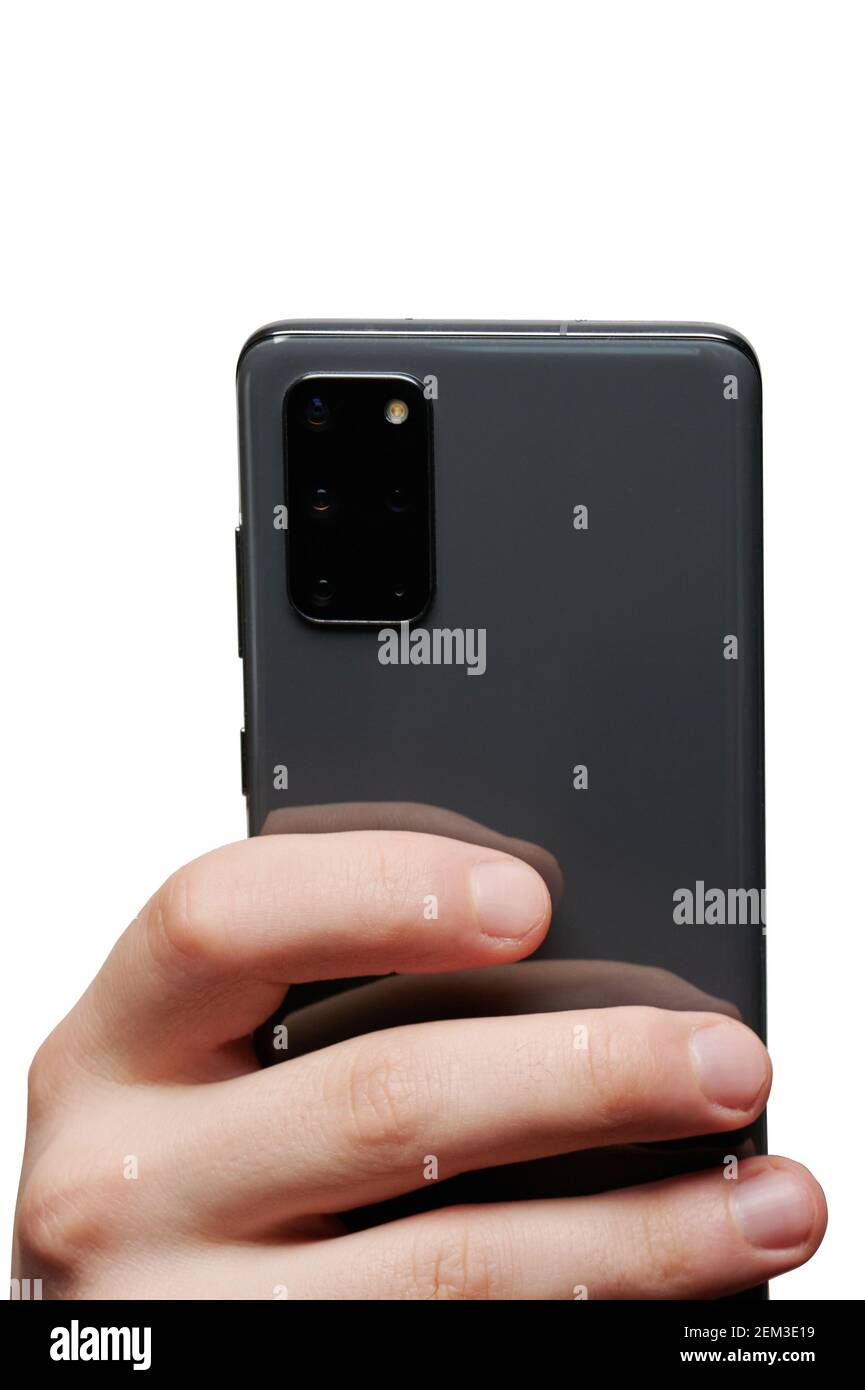 Mobiltelefon in der Hand mit Dreifach-Kamera isoliert Rückansicht Stockfoto