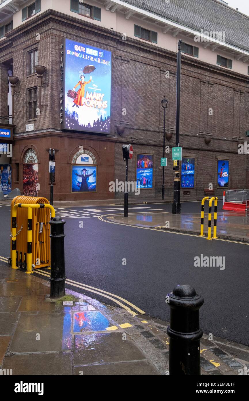 Das Prince Edward Theater, das vor der Coronavirus-Pandemie das Mary Poppins Musical in Soho's Old Compton Street im Herzen des West End's Theatreland zeigte, bleibt während der dritten englischen Sperre am 22. Februar 2021 in London, England, geschlossen. Stockfoto