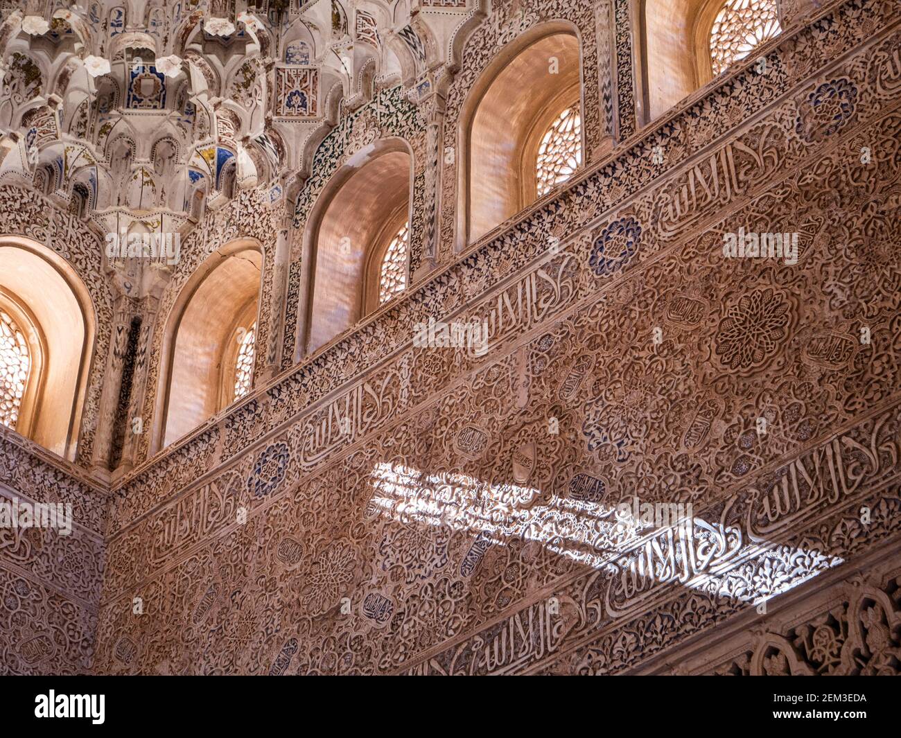 Stalaktitenarbeit in Sala de los Abencerrajes (Saal der Abencerrajes) der Alhambra, Granada, Spanien. Stockfoto