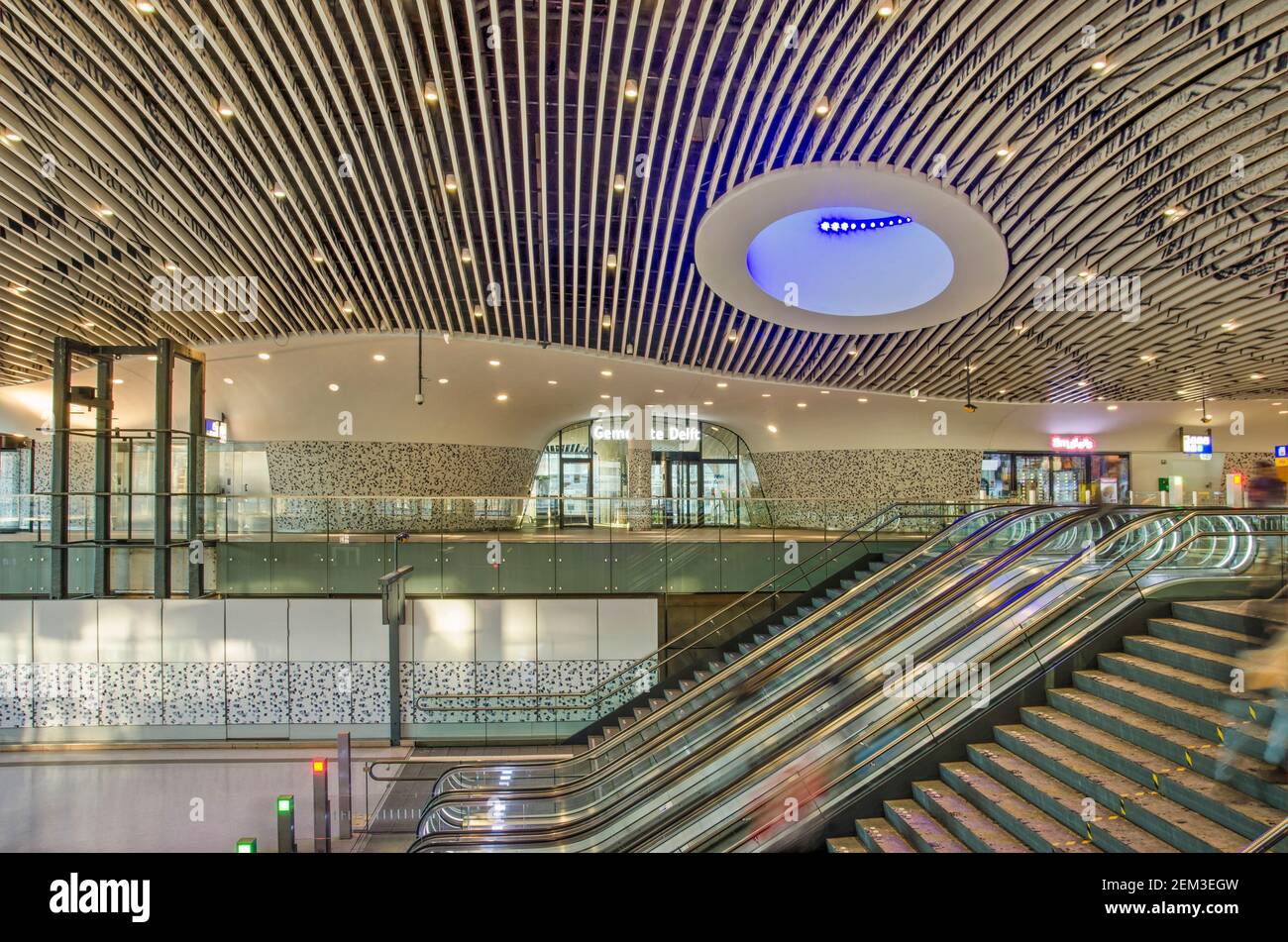 Delft, Niederlande, 13. Februar 2021: Innenraum der Haupthalle des neuen Bahnhofs, mit Treppen, Rolltreppen und dem Eingang zum munic Stockfoto