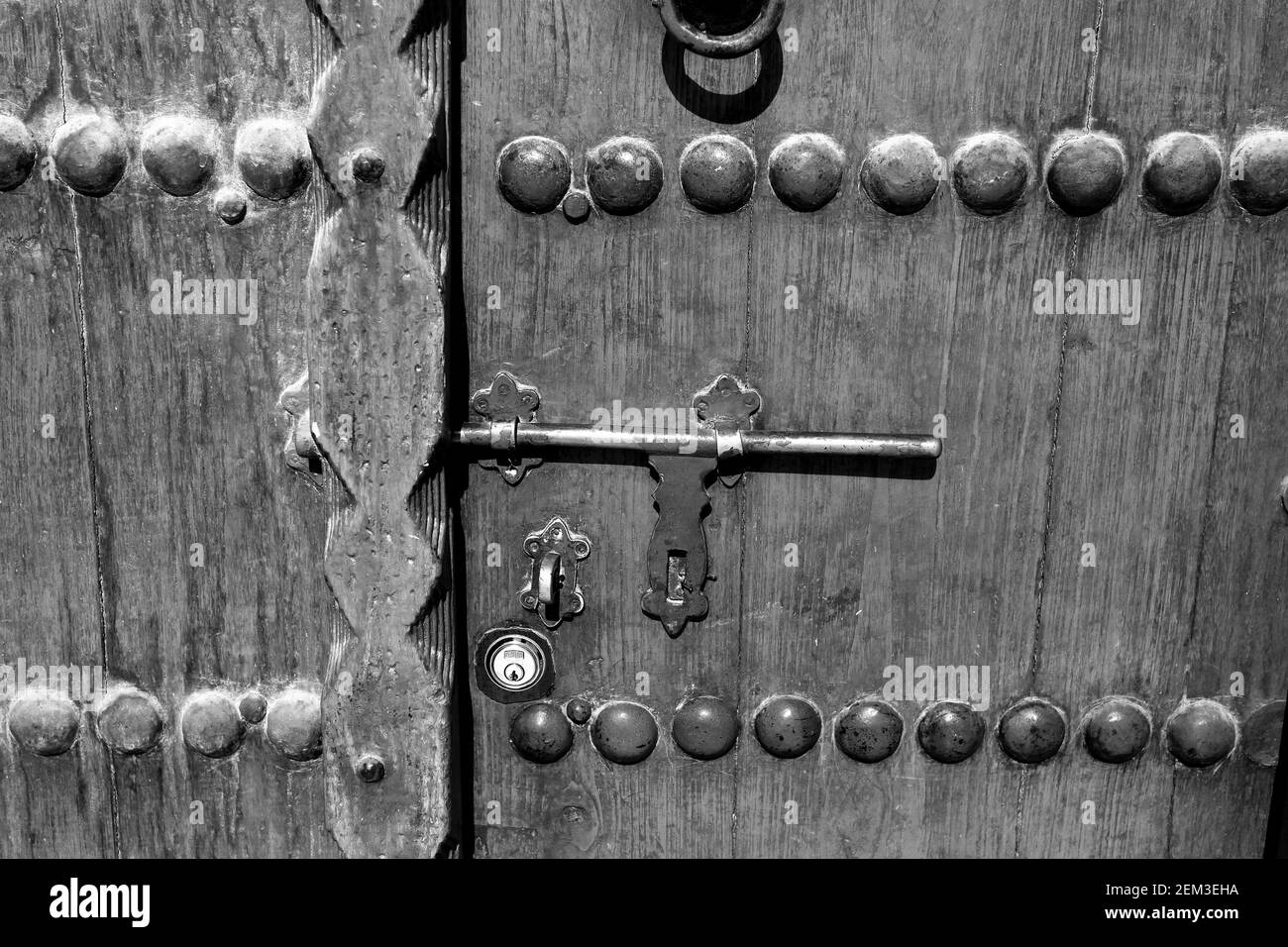Monochrom, schwarz-weiß, Bild einer traditionellen alten Tür auf einem alten Haus. königreich Bahrain Stockfoto