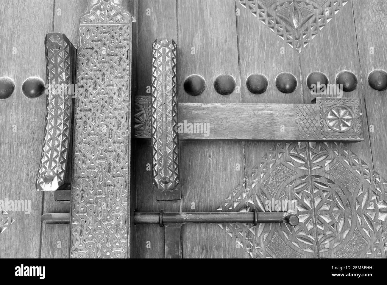 Monochrom, schwarz-weiß, Bild einer traditionellen alten Tür auf einem alten Haus. königreich Bahrain Stockfoto