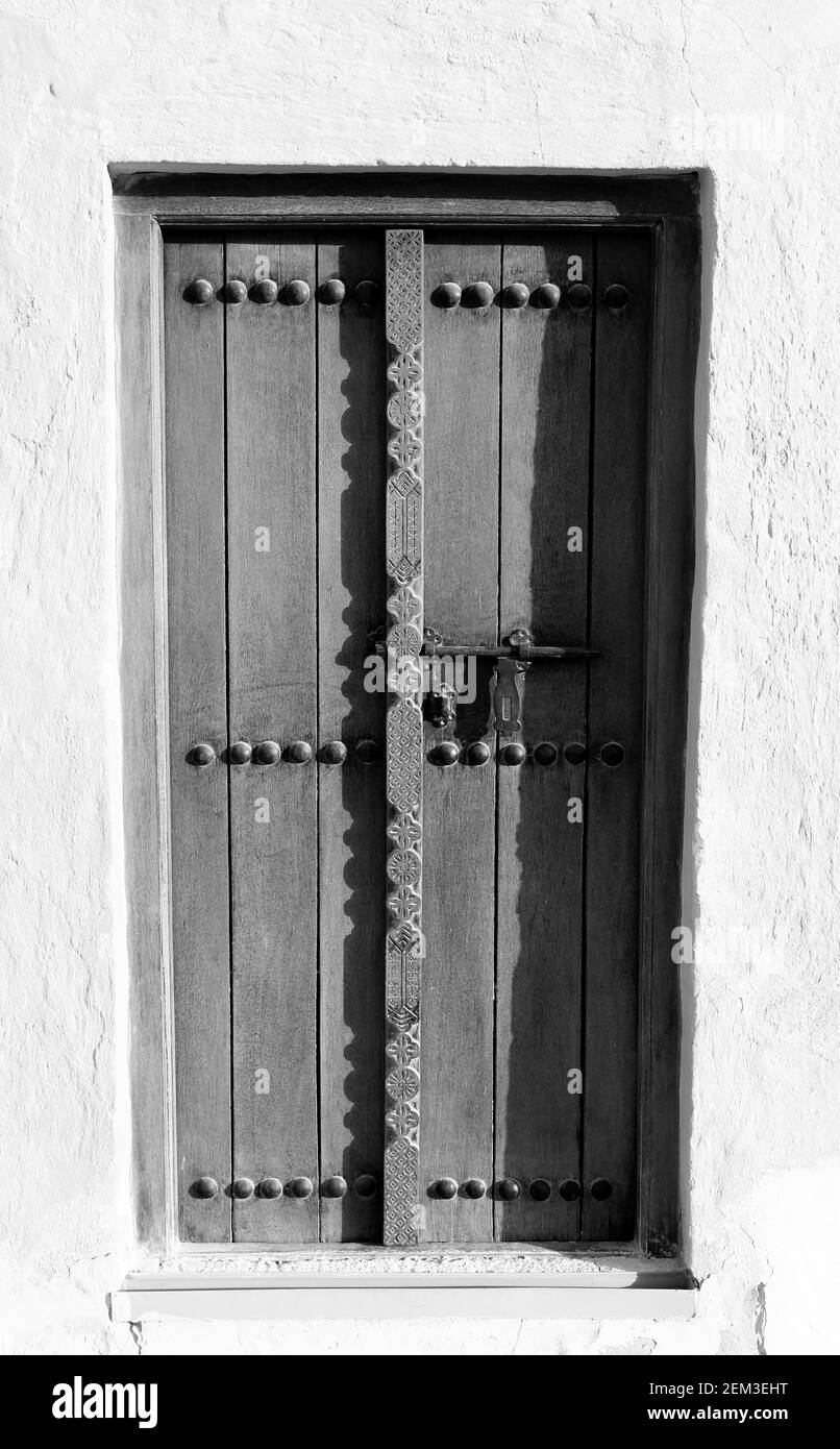 Schwarzweiß, Bild einer traditionellen Tür, Riffaa Fort, Ost-Riffaa, Königreich Bahrain Stockfoto
