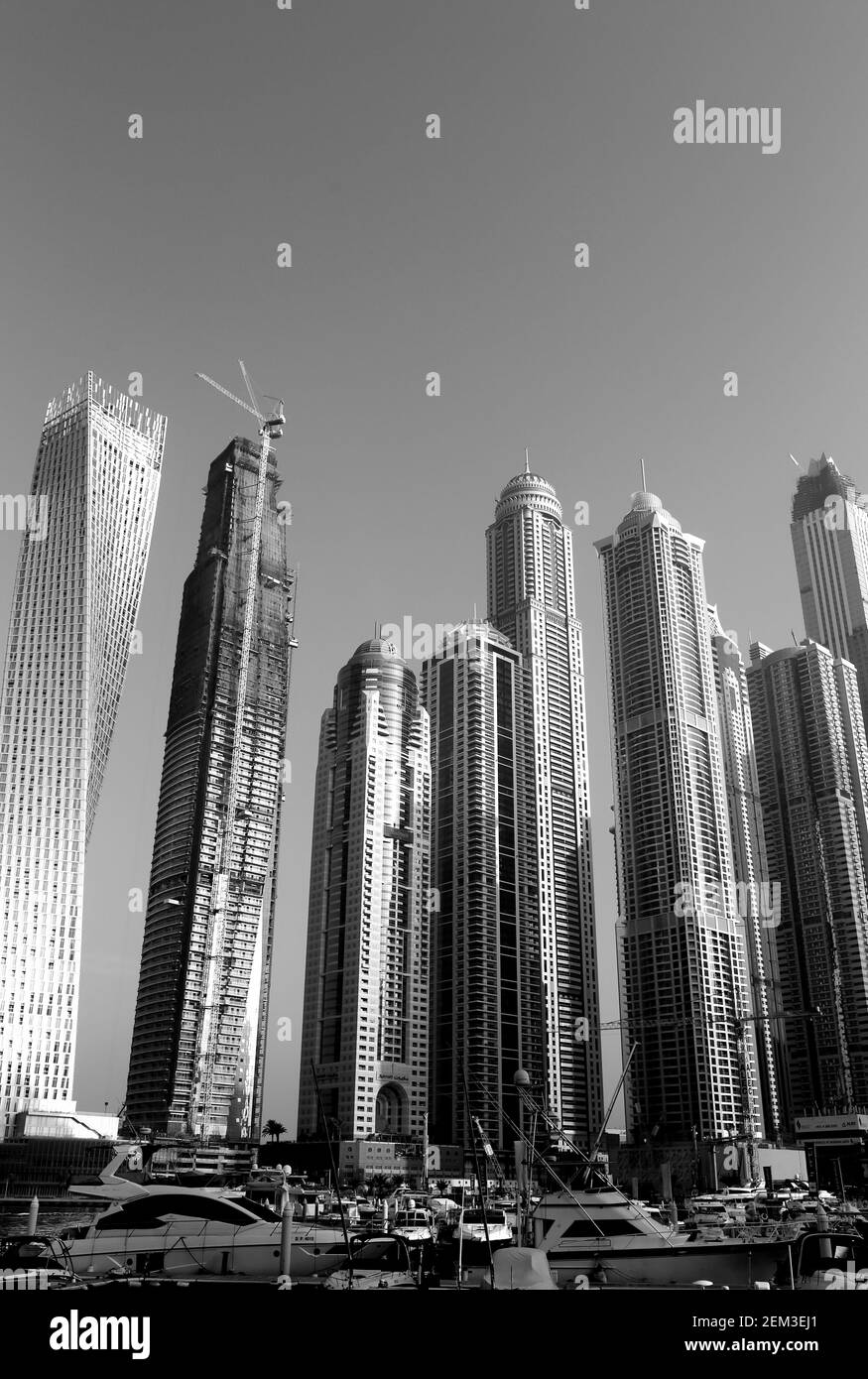 Schwarzweiß, Bild von Wohnhäusern und Booten, Dubai Marina, Dubai, Vereinigte Arabische Emirate Stockfoto