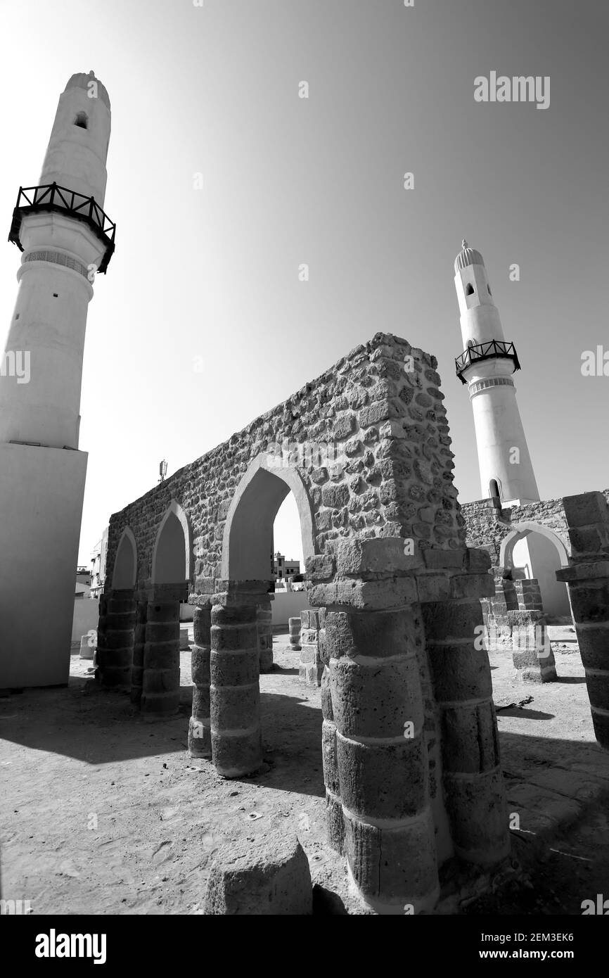 Einfarbig, schwarz-weiß, Bild der Al Khamis Moschee, der ältesten Moschee im Königreich Bahrain Stockfoto