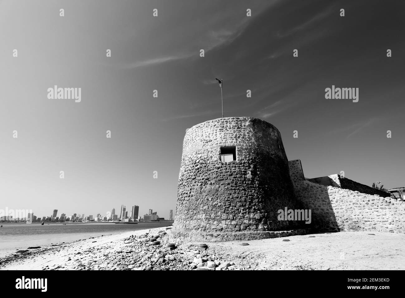 Schwarzweiß, Bild von Bu Maher Fort, dem Beginn des Pearl Trail in Bahrain, Manama im Hintergrund, Muharraq, Königreich Bahrain Stockfoto