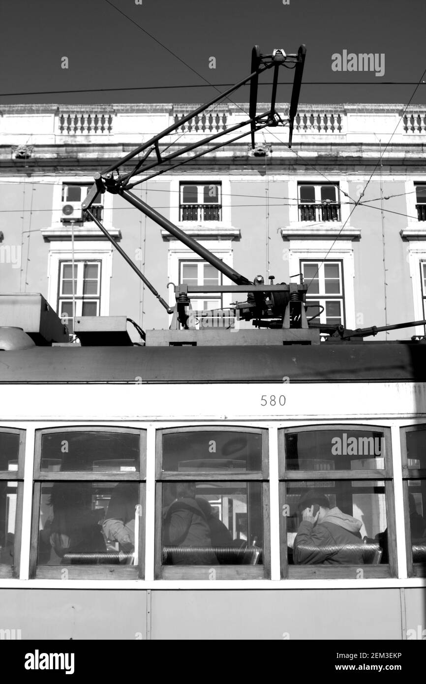 Monochrom, schwarz-weiß, Bild einer alten Straßenbahn, die ihren Pantograph zeigt, auf den Straßen von Lissabon, Portugal Stockfoto
