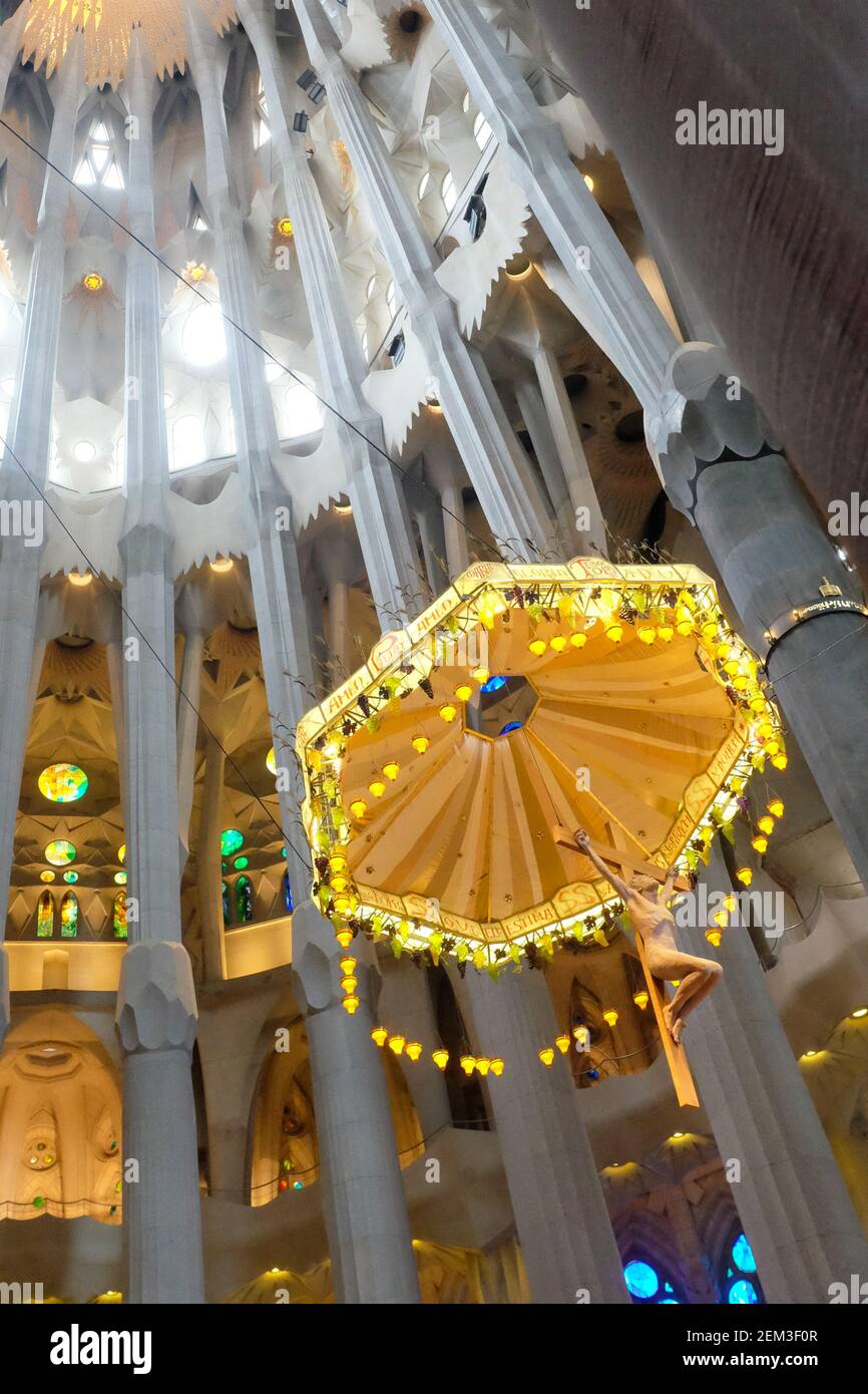 Im Inneren der Sagrada Familia, Baldachin im Hochaltar mit Jesus Christus am Kreuz von Antoni Galdí, Barcelona, Spanien Stockfoto