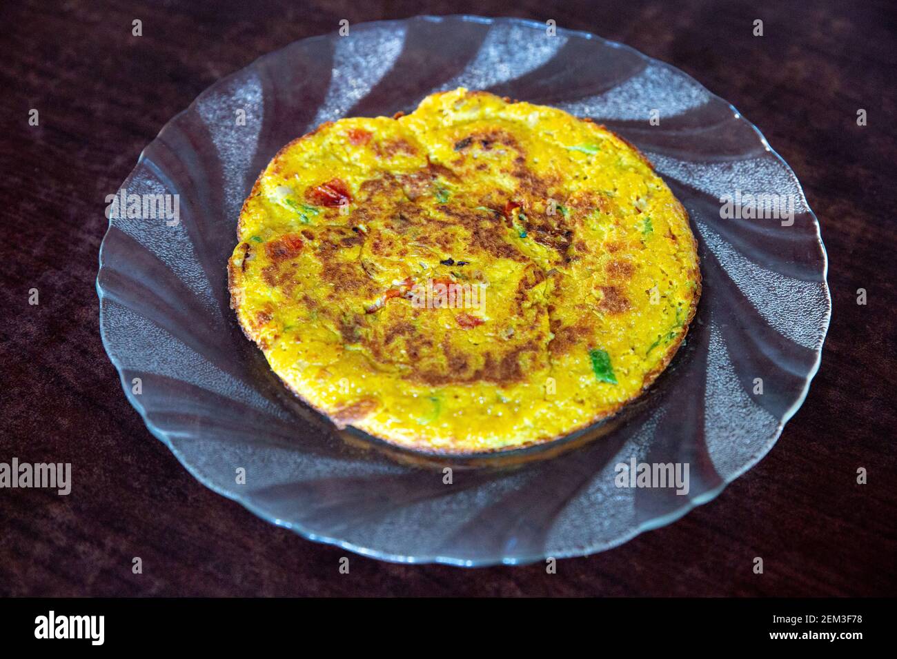 Beliebte indische nepalesischen Stil Masala Omelett Rezept serviert auf dem Teller. Stockfoto