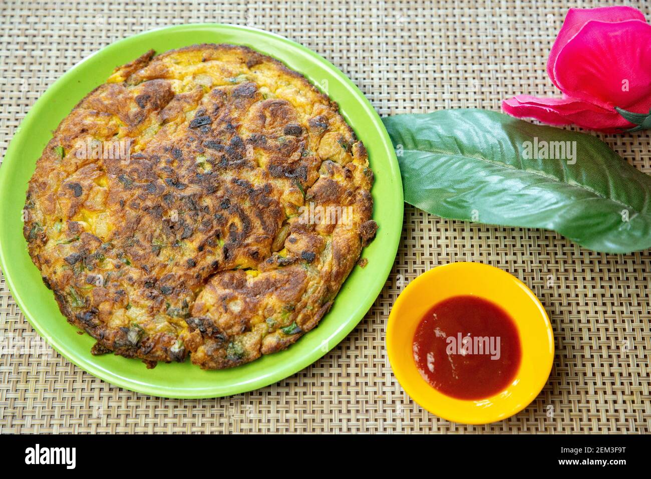 Beliebte indische Nepali Stil Masala Omelett Rezept serviert auf dem Teller mit Tomatenketchup. Stockfoto