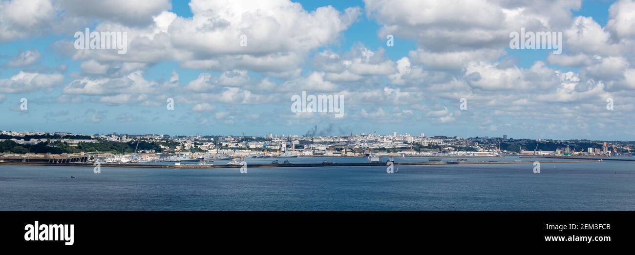 Panorama der Bucht und des Hafens von Brest, in Finistère, Bretagne, Frankreich Stockfoto