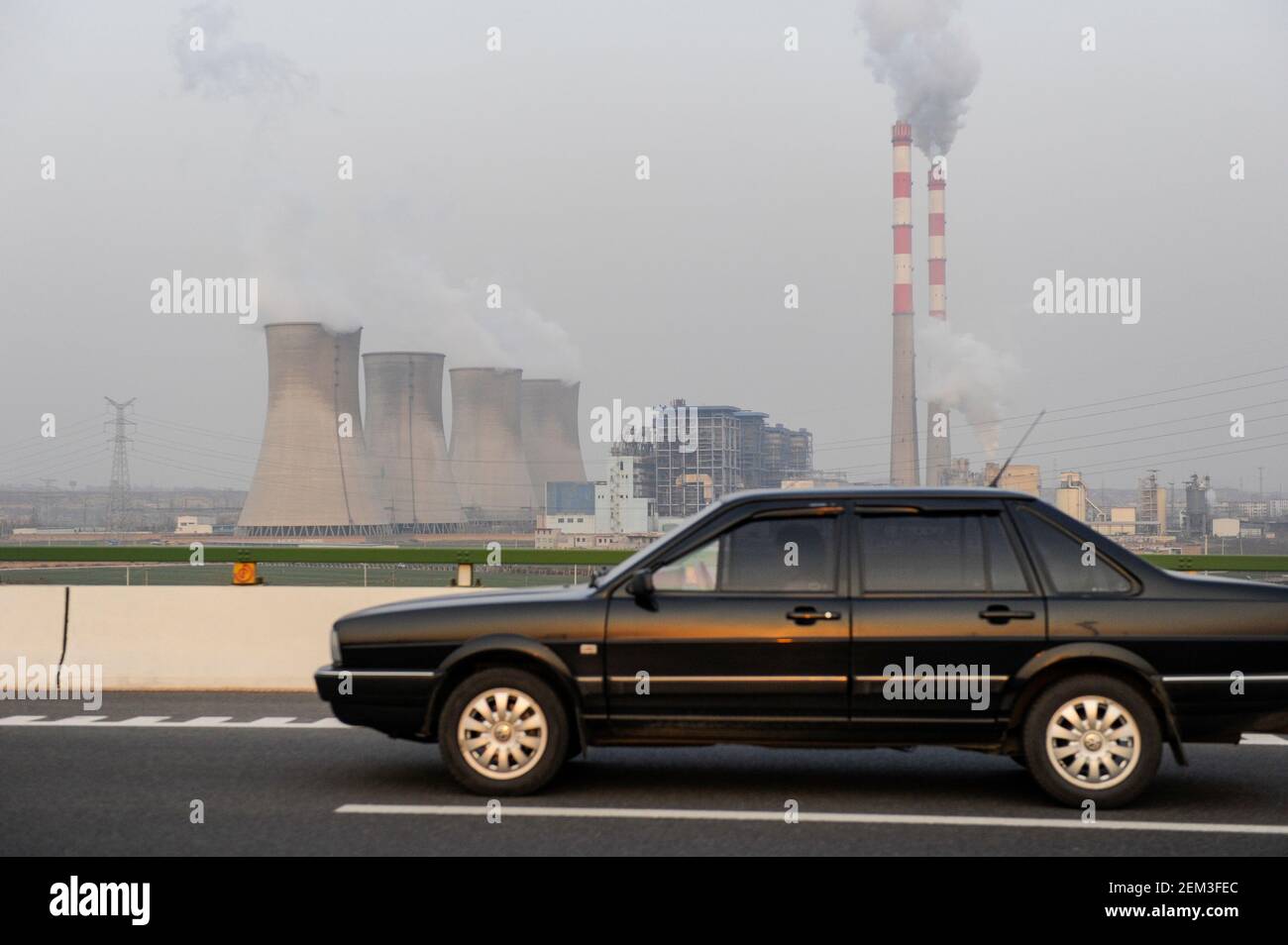 CHINA, Provinz Shaanxi, Stadt Xian, Kohlekraftwerk und VW Volkswagen Santana auf der Autobahn Stockfoto