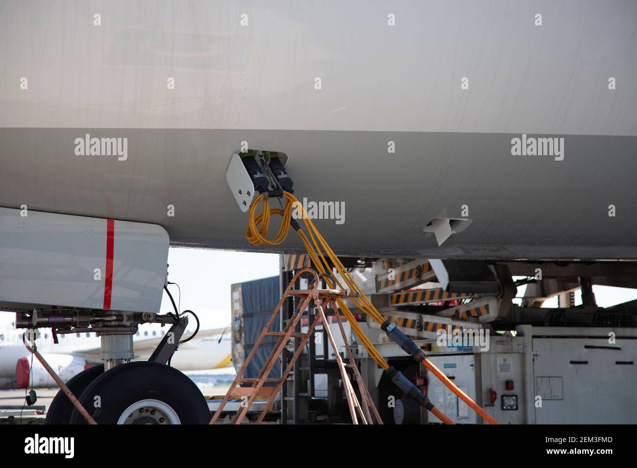 Tanken des Flugzeugs am Flughafen. Nahaufnahme, für Text platzieren. Stockfoto