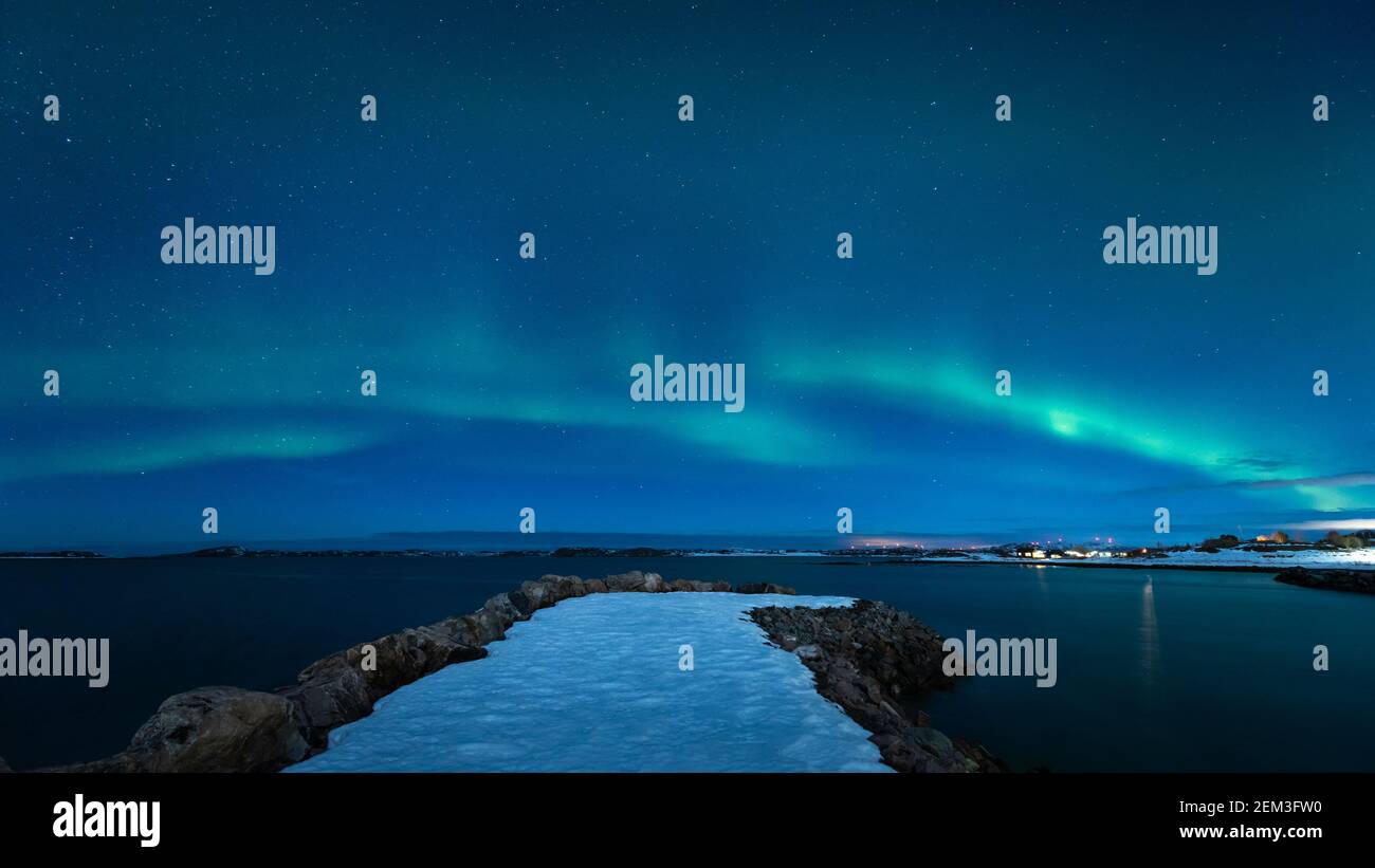 Aurora Borealis am Nachthimmel über dem Meer. Winternacht in Norwegen. Reine nördliche Natur. Stockfoto