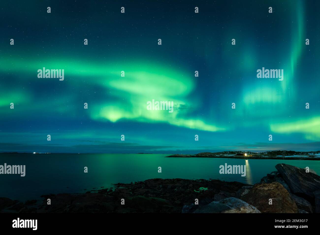 Aurora Borealis am Nachthimmel über dem Meer. Winternacht in Norwegen. Reine nördliche Natur. Stockfoto