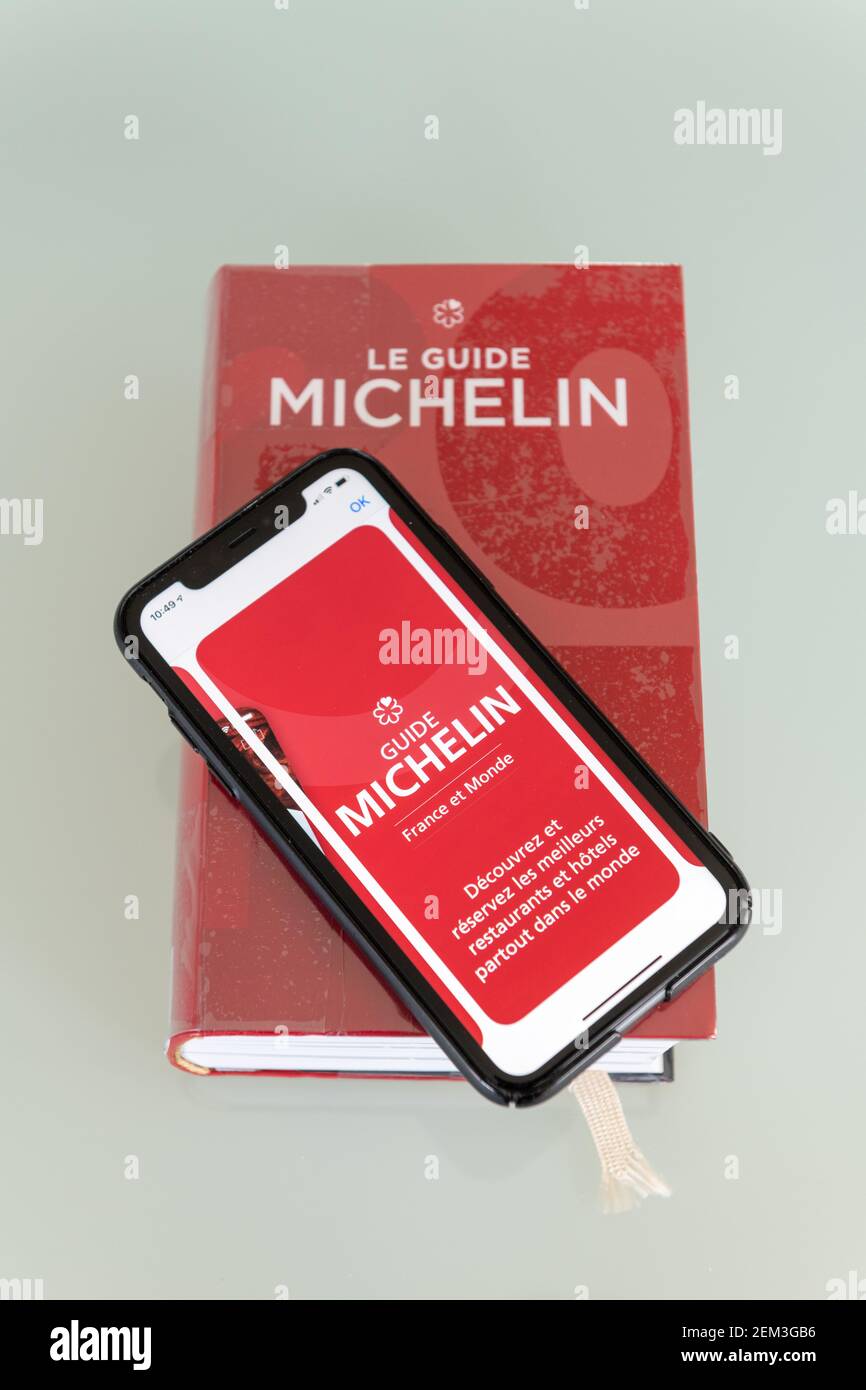 Paris, Frankreich - Februar 15, 2021 - Red Michelin Reiseführer und Smartphone-Anwendung, die Restaurants bewertet. Stockfoto