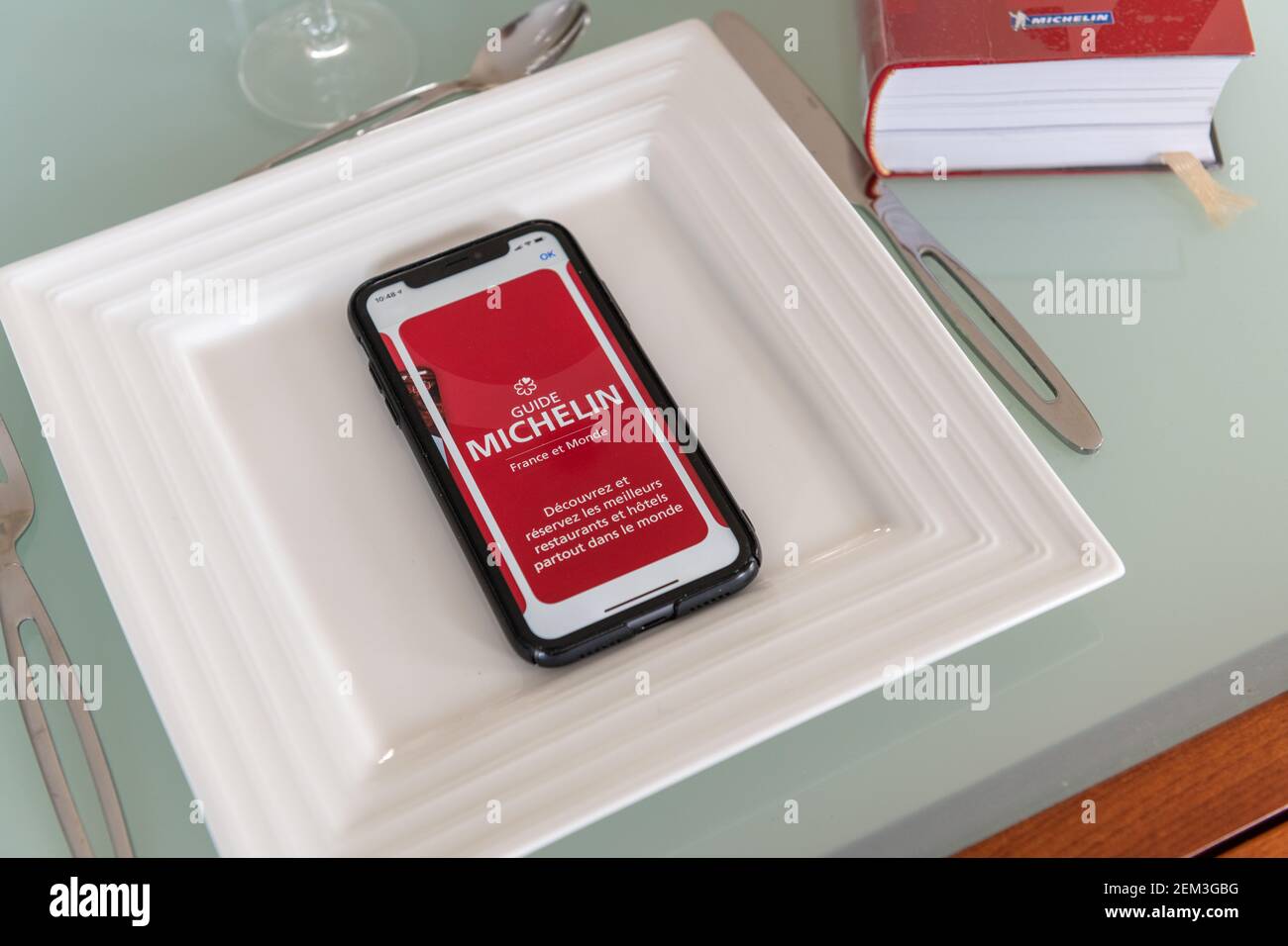 Paris, Frankreich - Februar 15, 2021 - Red Michelin Reiseführer und Smartphone-Anwendung, die Restaurants bewertet. Stockfoto
