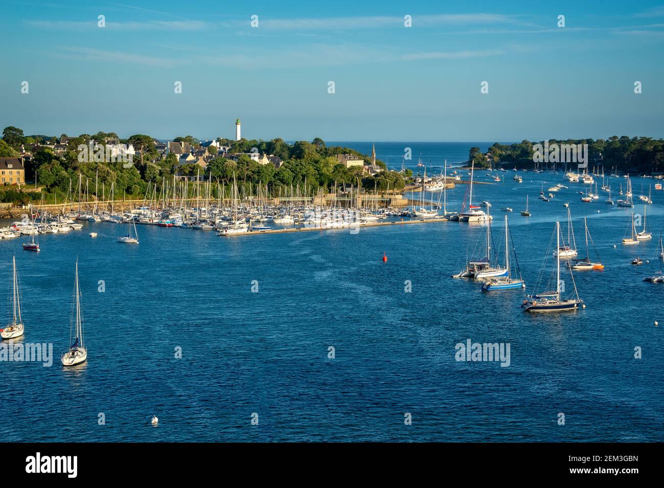 Blick auf den Fluss Odet und Bénodet in Finistère, Bretagne, Frankreich Stockfoto