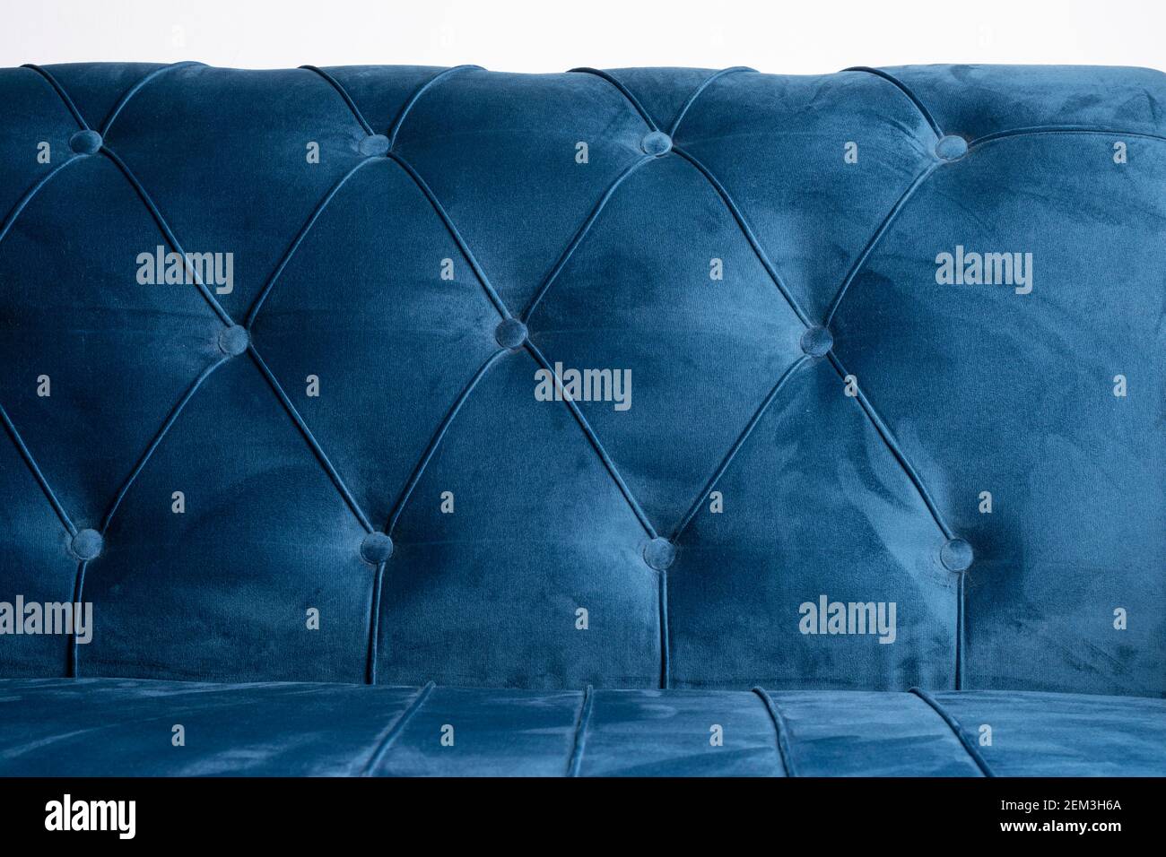 Blaue Samt Couch Hintergrund Textur mit eingelassenen Knöpfen, Close Up Samt Sofa Textur. Stockfoto