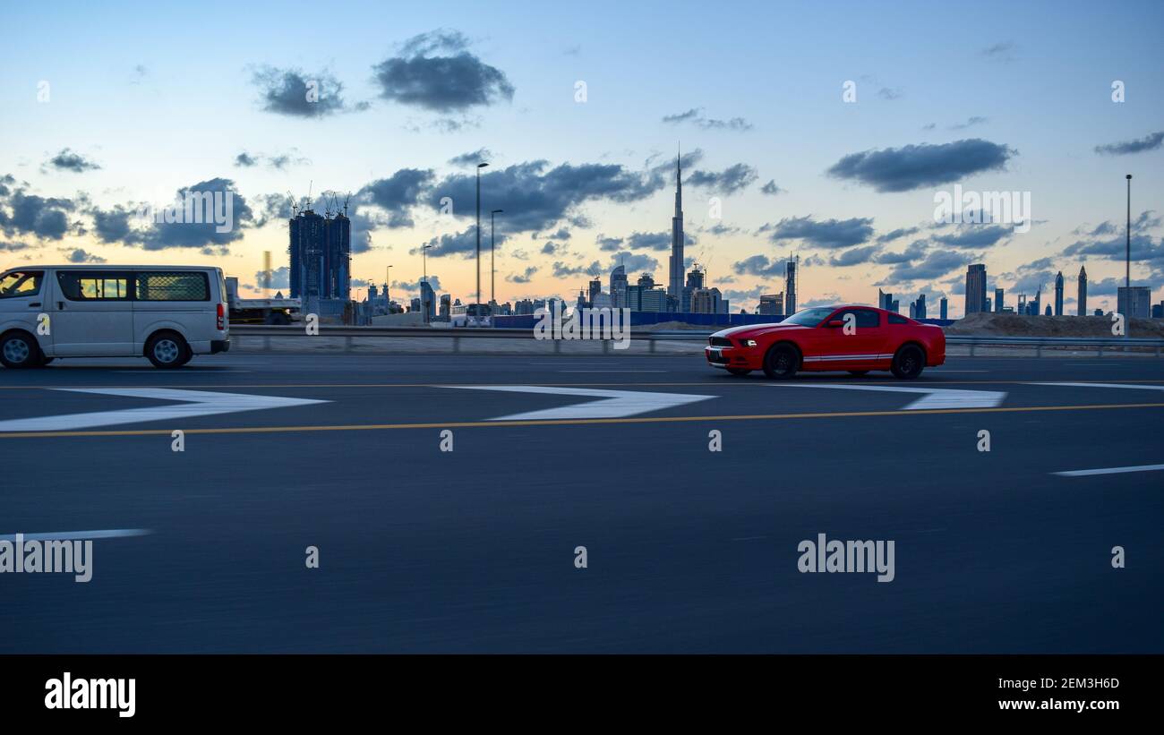 Red Sportwagen Fahren auf der Autobahn Stockfoto
