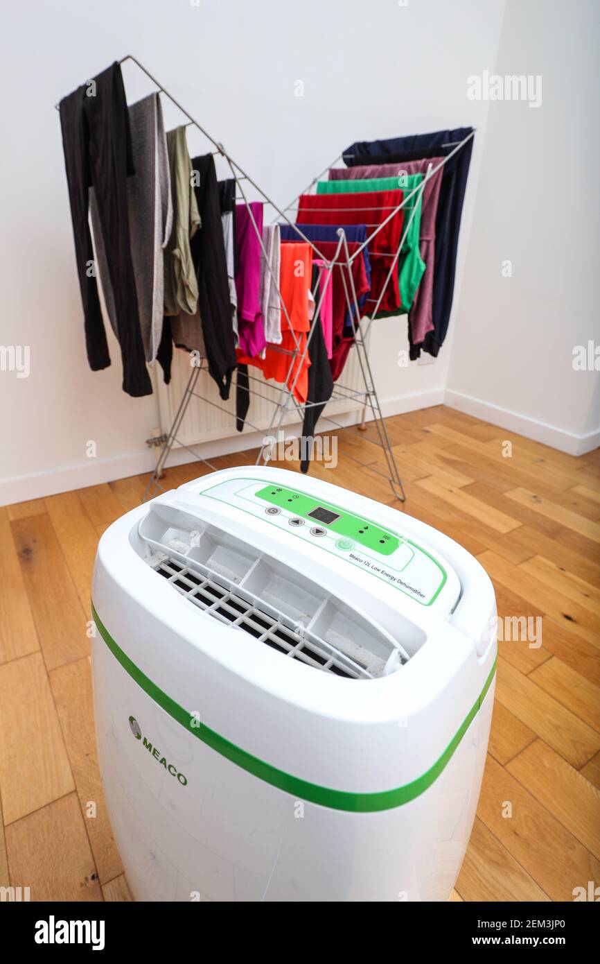 Entfeuchter Trocknen von Kleidung auf einem Luftgerät im Innenbereich Stockfoto