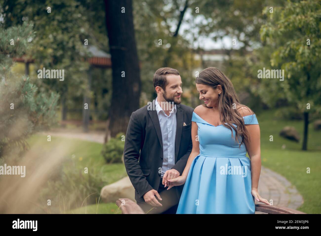 Verliebte frau -Fotos und -Bildmaterial in hoher Auflösung - Seite 2 ...