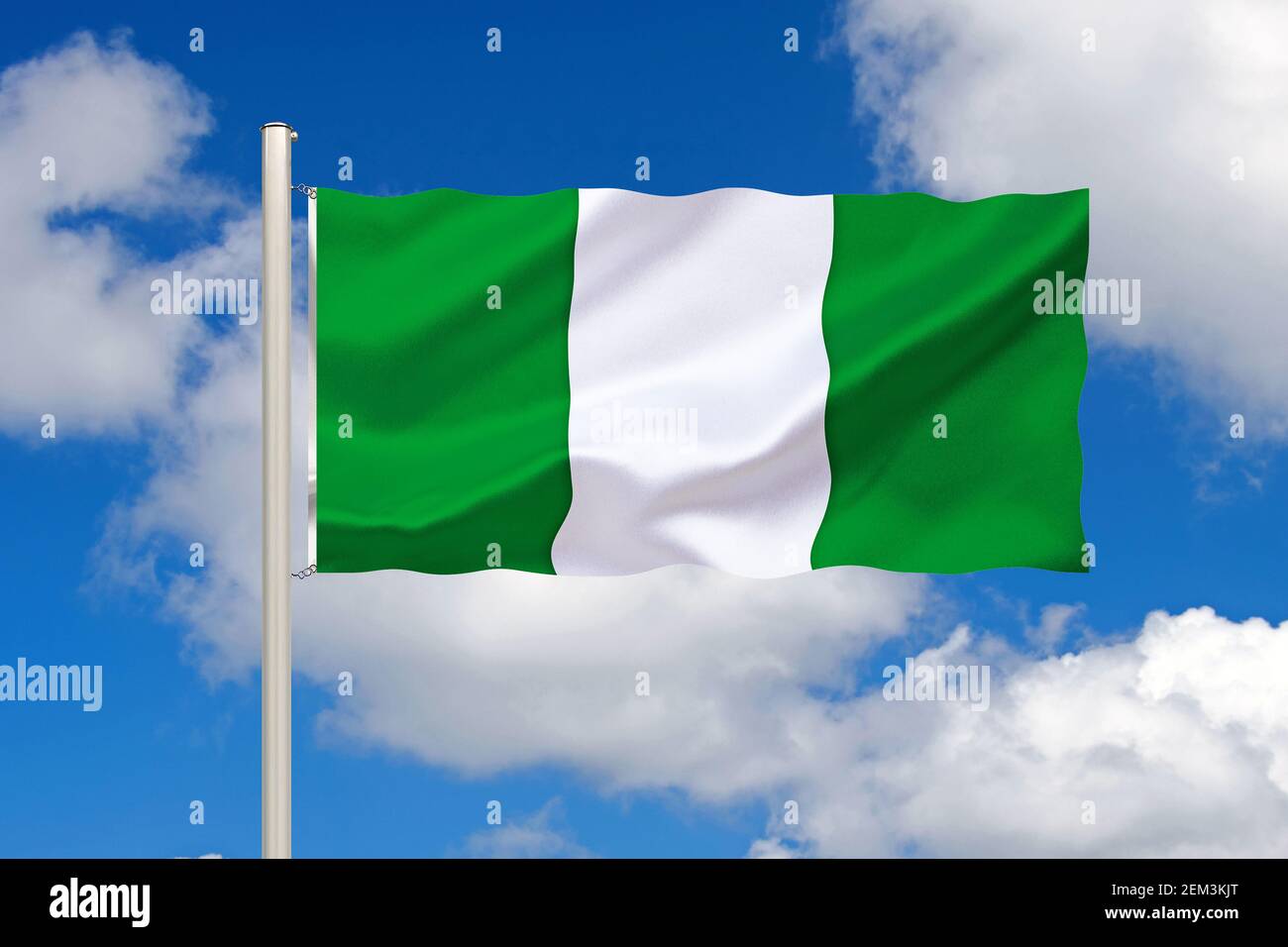 Flagge Nigerias gegen blauen bewölkten Himmel, Nigeria Stockfoto