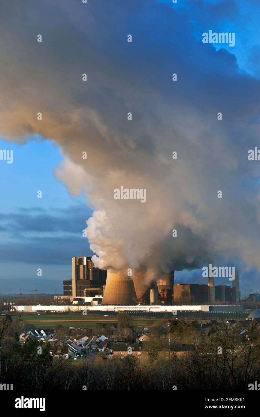 Wohnanlage vor dem Kraftwerk Weisweiler, Deutschland, Nordrhein-Westfalen, Inden Stockfoto