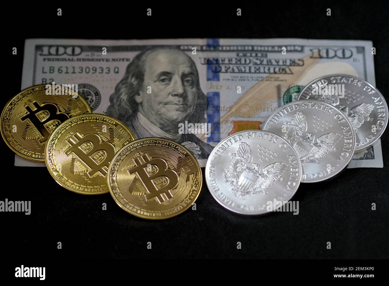 Bitcoin mit 1 Unze Silberbarren us Eagle Münzen Stockfotografie - Alamy
