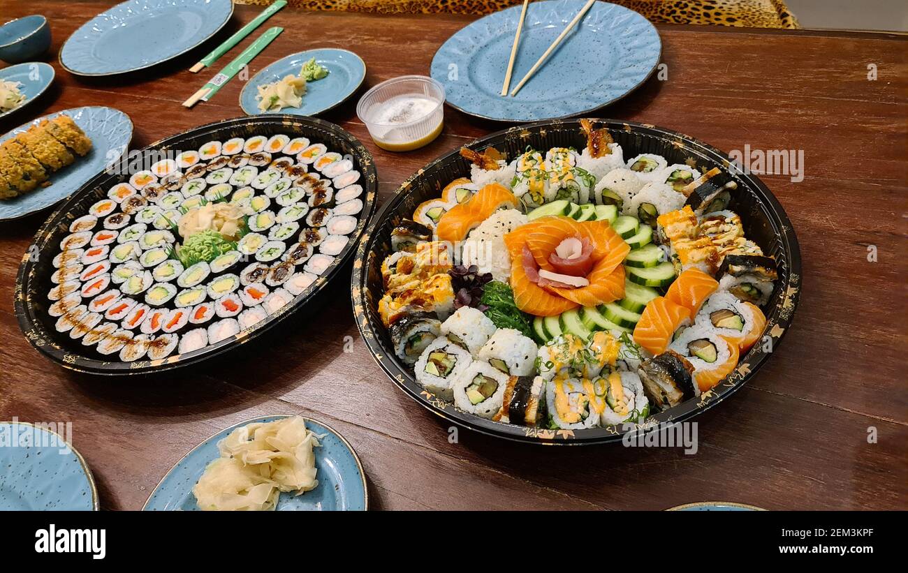 Gedeckten Tisch mit zwei Sushi-Platten, japanische Gericht Stockfoto