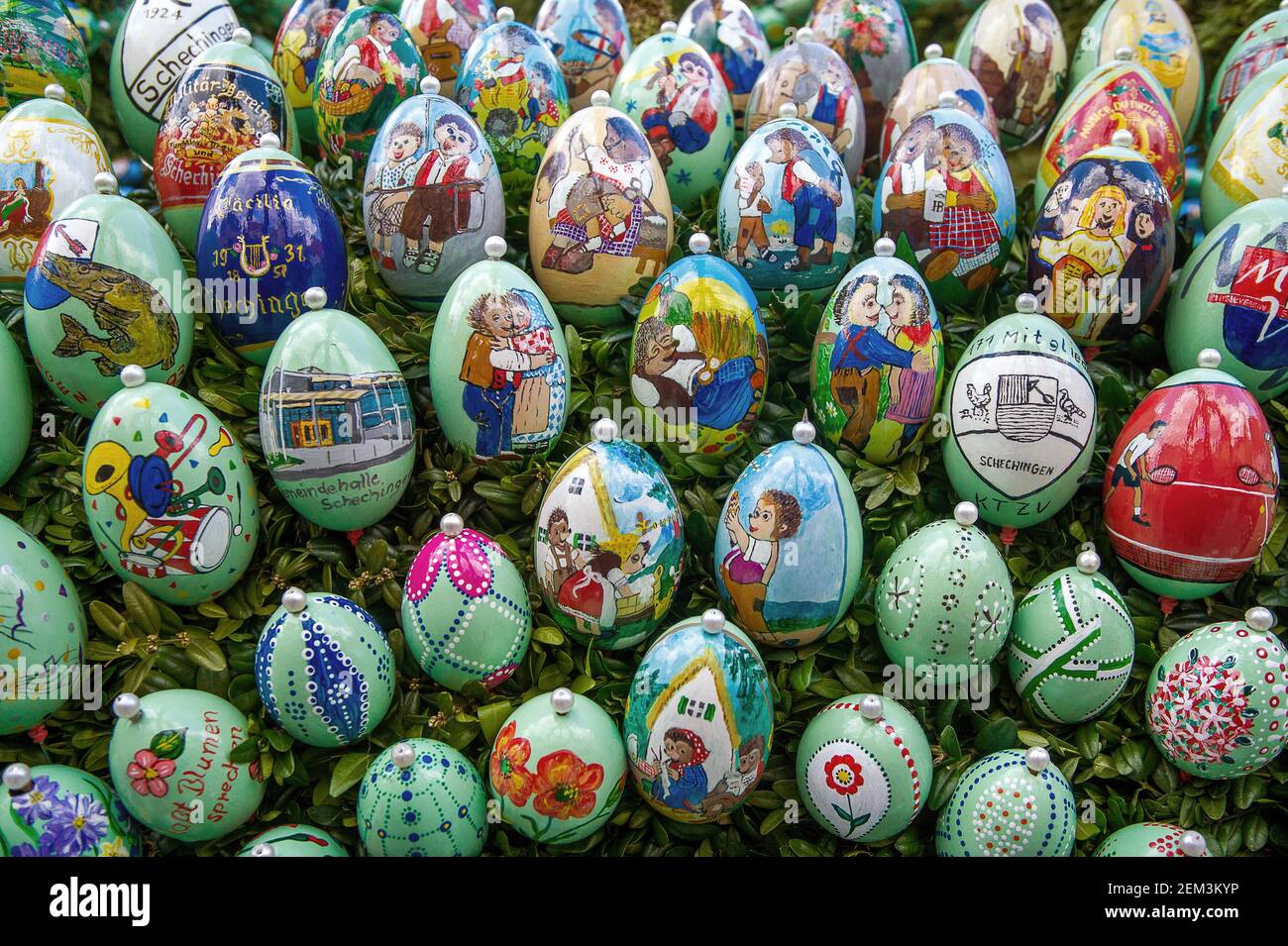 Bunt bemalte ostereier am Osterbrunnen Schechingen, Deutschland, Baden-Württemberg, Schechingen Stockfoto