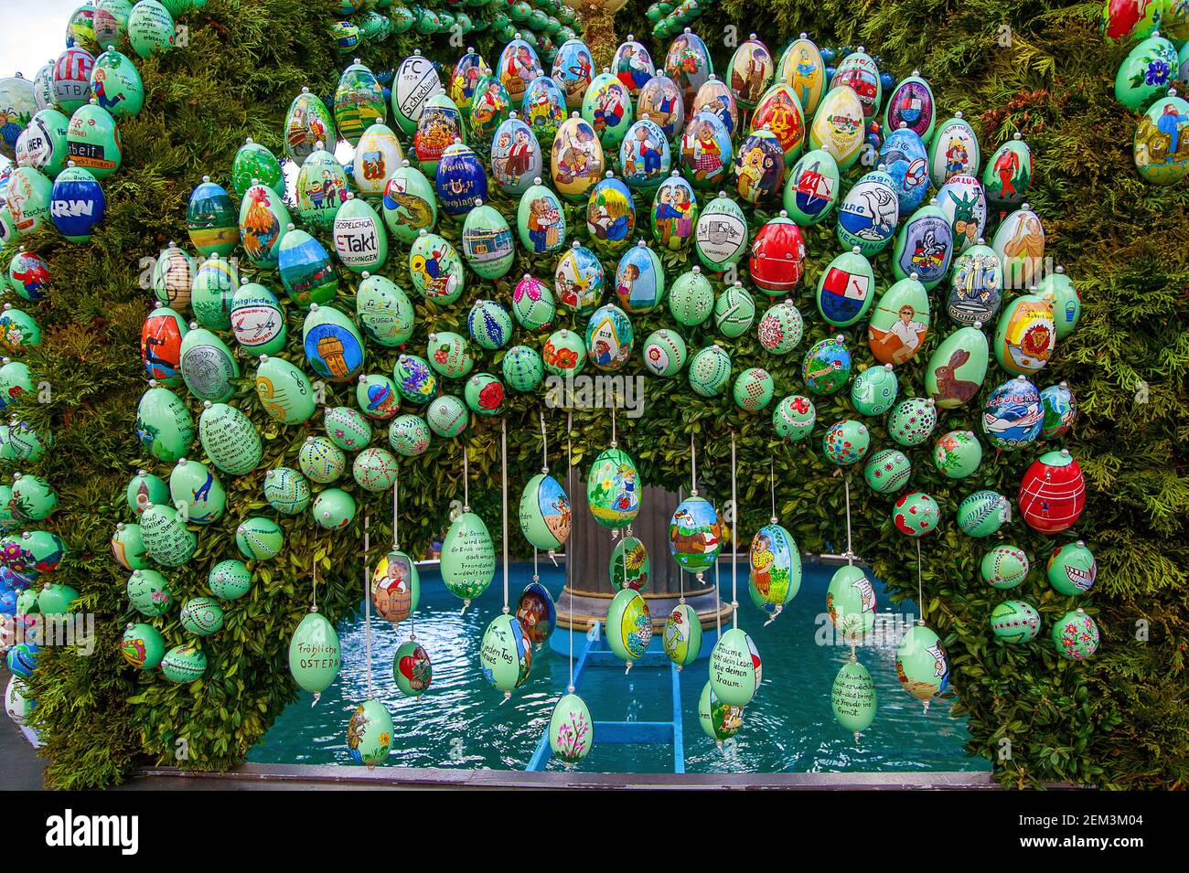 Bunt bemalte ostereier am Osterbrunnen Schechingen, Deutschland, Baden-Württemberg, Schechingen Stockfoto