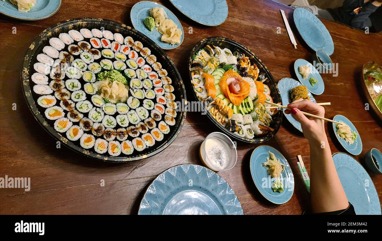 Gedeckten Tisch mit zwei Sushi-Platten, japanische Gericht Stockfoto