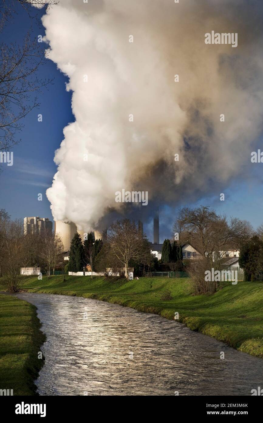 Fluss Inde und Kraftwerk Weisweiler, Deutschland, Nordrhein-Westfalen, Inden Stockfoto