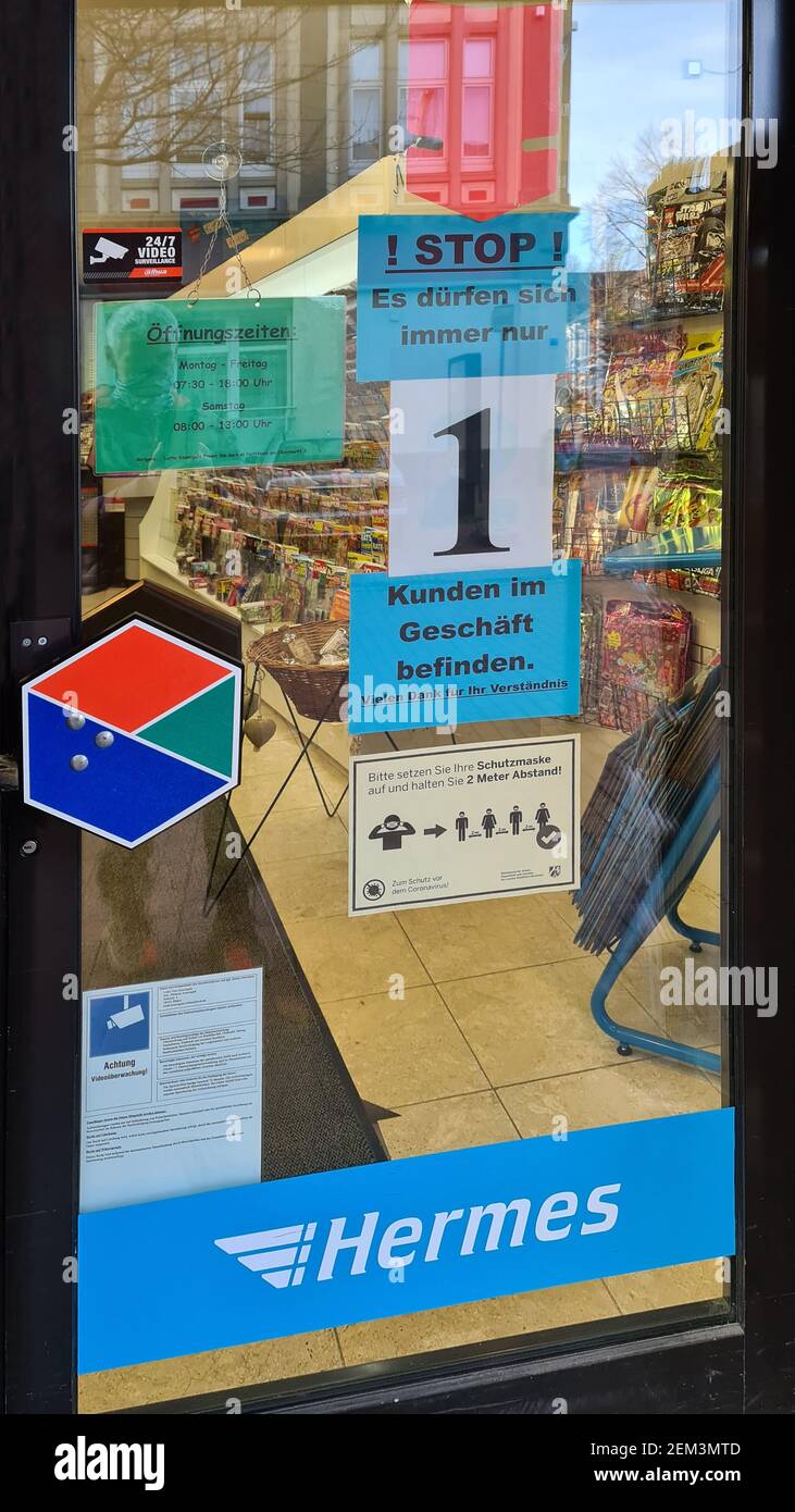 Glastür mit Covid-Regeln, Deutschland Stockfoto