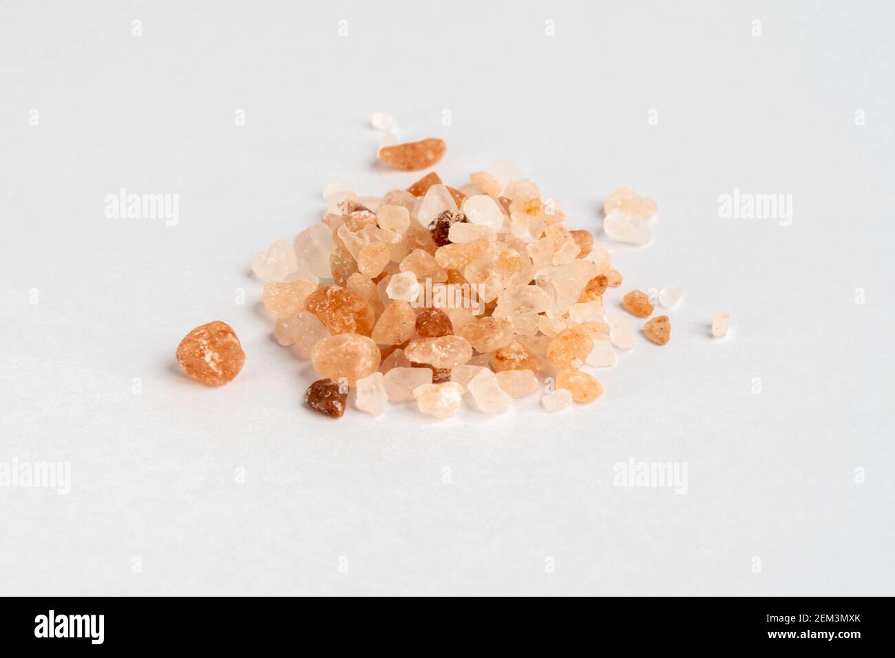 Haufen von rohen orange Himalaya-Salz Felsen auf einem neutralen Hintergrund Stockfoto