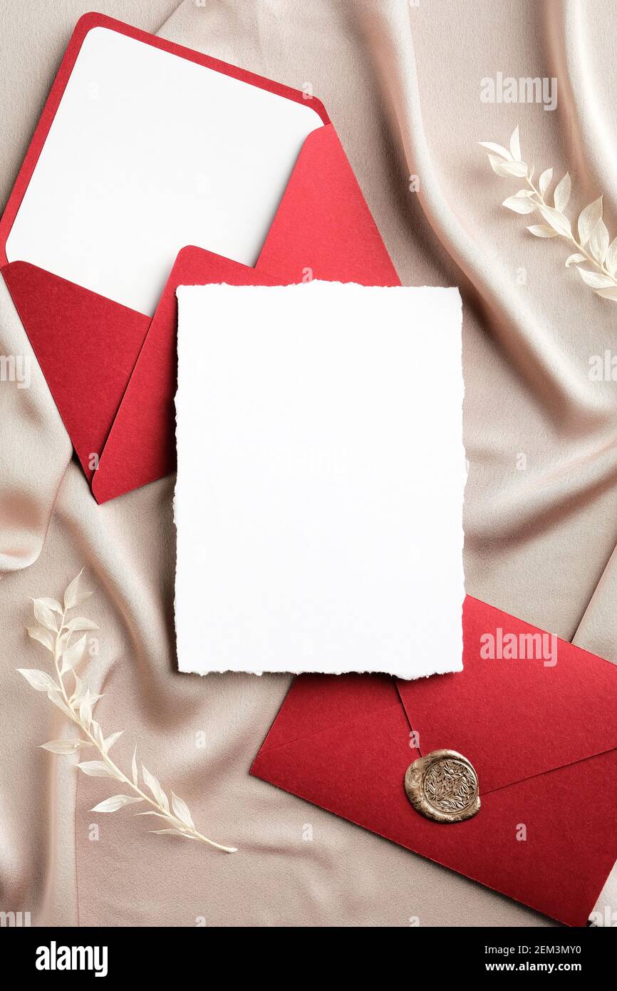Luxus Hochzeit Einladung Karte Mockup und Umschläge auf beige Seide. Flach liegend, Draufsicht, Kopierbereich. Elegantes Hochzeitspapier-Set. Stockfoto
