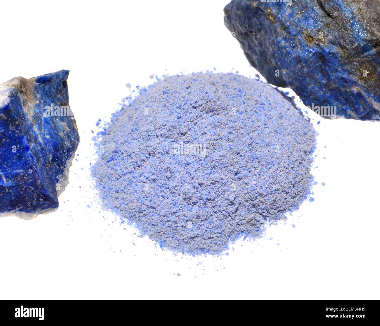 Lapis Lazuli, gemahlen zu einem Pulver, um das Pigment Ultramarin zu schaffen Stockfoto