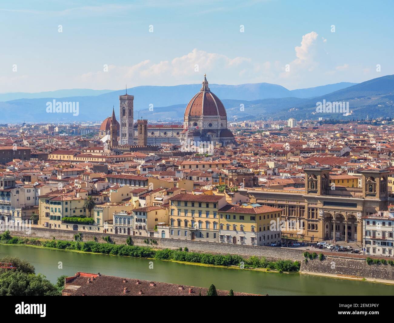 Stadtbild von Florenz. Kathedrale Santa Maria del Fiore mit rot gefliester Kuppel, Glockenturm Giotto. Nationalbibliothek auf der linken Seite des Arno. Stockfoto