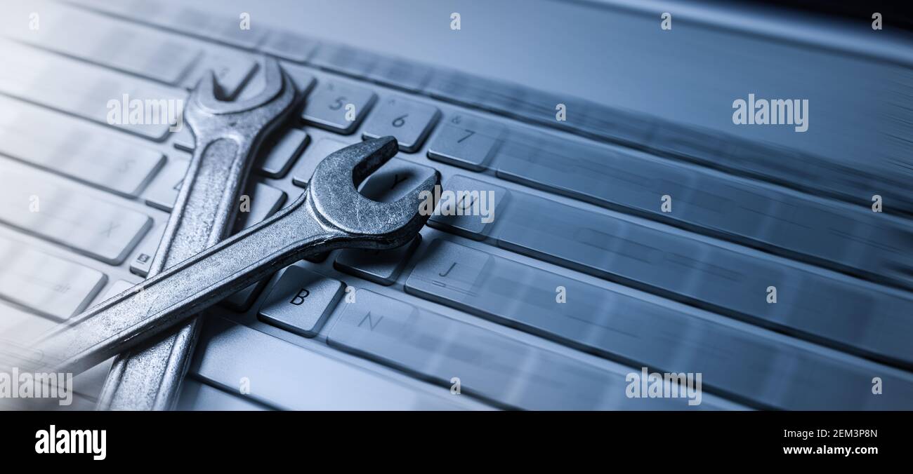 Computer-Reparatur-Service - Schlüssel auf Laptop-Tastatur. Copy Space Stockfoto
