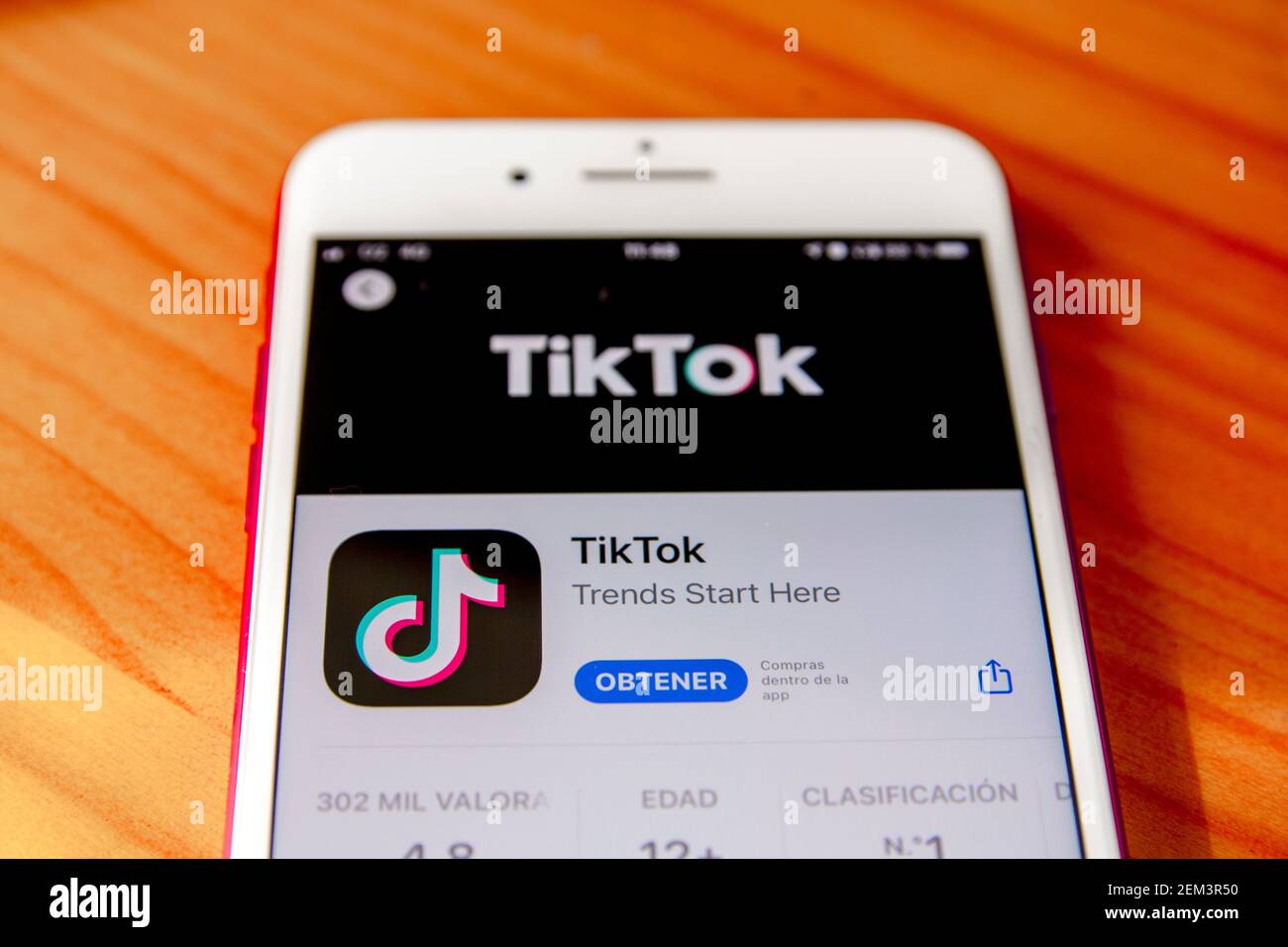 Spanien, 02, 24,2021: TIK Tok-Anwendungssymbol auf dem Apple iPhone-Bildschirm Nahaufnahme. TIK Tok Symbol. tik Tok Anwendung. TikTok Social-Media-Netzwerk Stockfoto