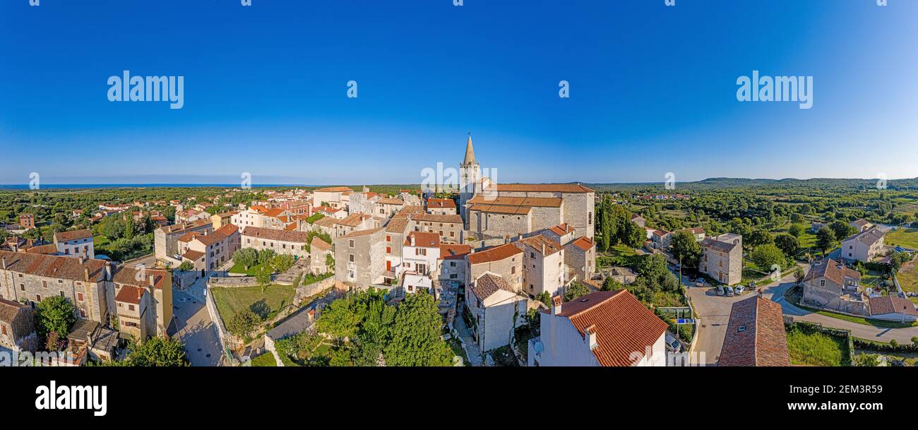 Panorama-Luftdrohnenbild der mittelalterlichen Stadt Bale On Die Halbinsel Istrien Stockfoto