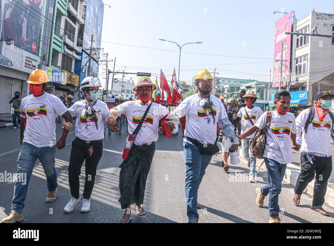 Demonstranten aus allen Burma Federation of Youth Unions marschieren während des Militärputsches in Mandalay vor anderen Demonstranten. Eine riesige Menschenmenge ging auf die Straßen von Mandalay, um gegen den Militärputsch zu protestieren und forderte die Freilassung von Aung San Suu Kyi. Das Militär von Myanmar nahm am 01. Februar 2021 die staatliche Beraterin von Myanmar Aung San Suu Kyi fest und erklärte den Ausnahmezustand, während sie die Macht im Land für ein Jahr ergattete, nachdem sie die Wahl gegen die National League for Democracy (NLD) verloren hatte. Stockfoto