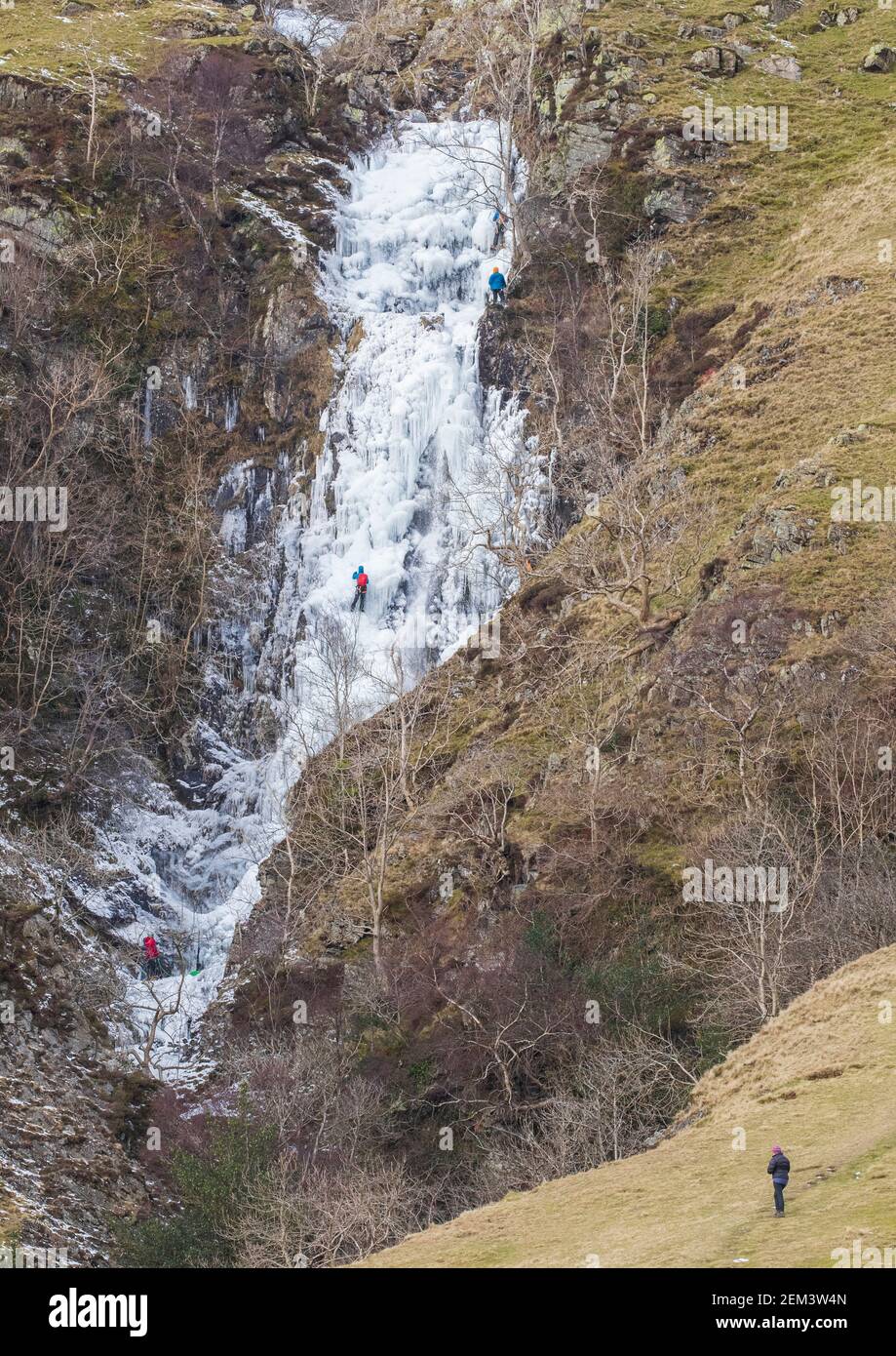 Cautley Auslauf Wasserfall gefroren mit Kletterer Stockfoto