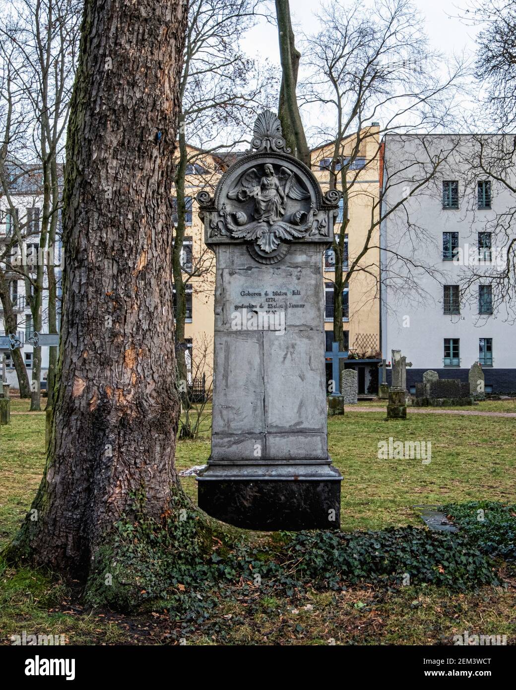 Gedenkstätte und Kreuze auf dem militärischen Friedhof (Friedhof der Garnisonkirche) in Berlin-Mitte Stockfoto