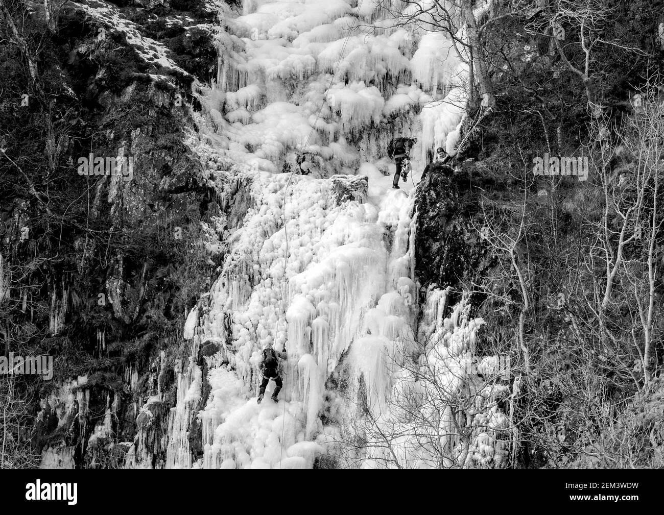 Cautley Auslauf Wasserfall gefroren mit Kletterer Stockfoto