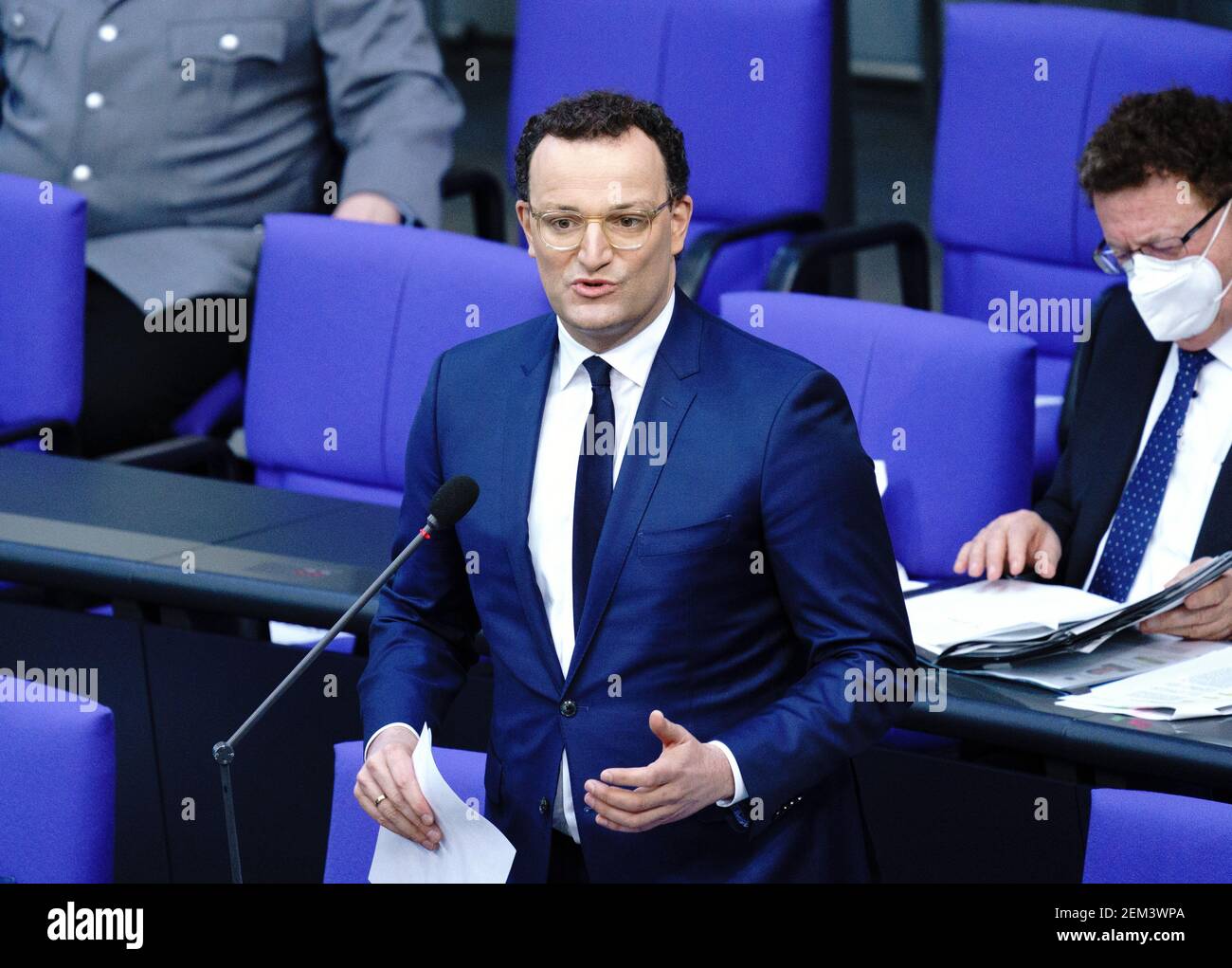 24. Februar 2021, Berlin: Bundesgesundheitsminister Jens Spahn (M, CDU) nimmt an der Bundestagsfraktion der Bundesregierung Teil. Foto: Kay Nietfeld/dpa Stockfoto