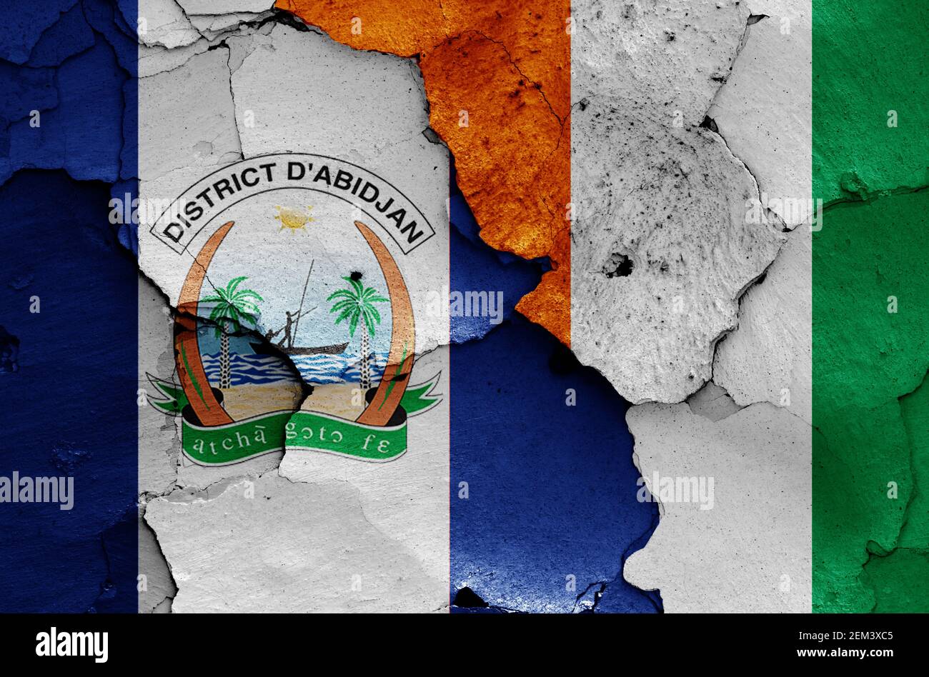 Flaggen von Abidjan und Elfenbeinküste auf rissige Wand gemalt Stockfoto