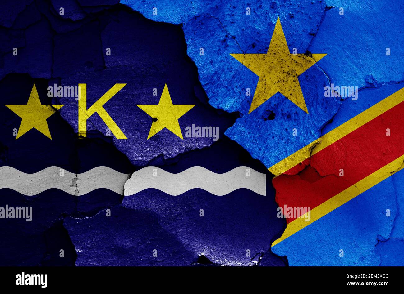 Flaggen von Kinshasa und der Demokratischen Republik Kongo gemalt Auf rissiger Wand Stockfoto