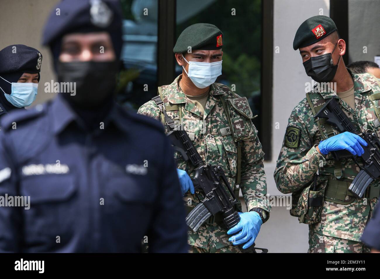 Putrajaya, Malaysia. Februar 2021, 20th. Soldaten, die Gesichtsmasken tragen, sind in einem Gesundheitsdistriktbüro in Putrajaya stationiert. Malaysia wird das größte Impfprogramm starten, das jemals in Malaysia durchgeführt wurde. 532 Impfzentren landesweit werden ab dem 24. Februar 2021 das Nationale Impfprogramm COVID-19 starten. Die erste Phase umfasst 500.000 medizinische und nicht medizinische Mitarbeiter. Kredit: SOPA Images Limited/Alamy Live Nachrichten Stockfoto